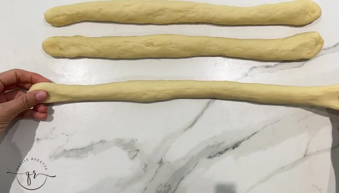 Cuisson de la brioche (Les étapes précises de la cuisson ne sont pas disponibles dans la transcription, il manque des informations.)