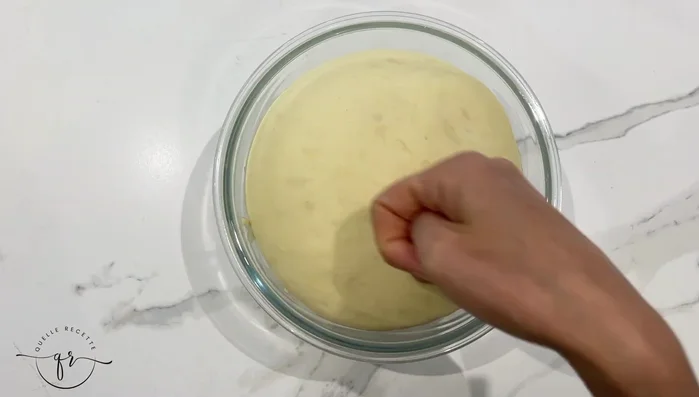 Façonnage de la brioche (Les étapes précises du façonnage ne sont pas disponibles dans la transcription, il manque des informations.)