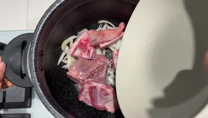 Faire revenir la viande avec des oignons, du sel, du poivre et vos épices préférées (gingembre, curcuma, coriandre, persil).