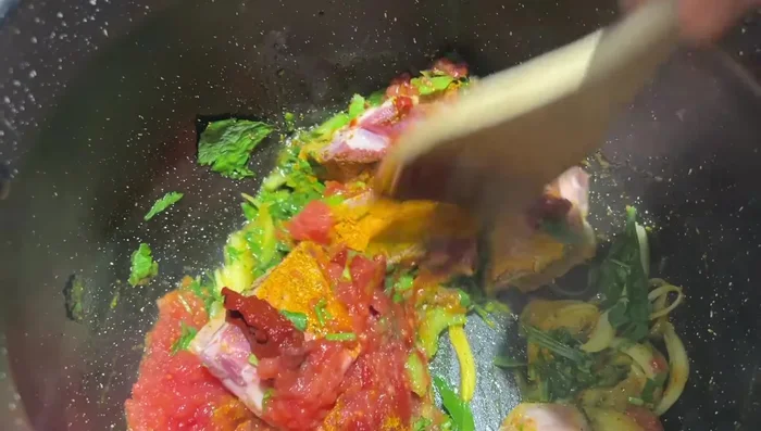 Ajouter les légumes faciles à cuire (carottes, navets) et le concentré de tomates, ainsi que les tomates râpées.