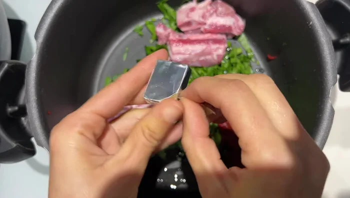 Préparer la harira : faire revenir les légumes (persil, coriandre, céleri) avec la viande, des épices (gingembre, etc.), du concentré de tomates et des tomates râpées. Ajouter les lentilles, de l’eau et cuire environ 20-30 minutes à feu moyen dans une cocotte-minute.