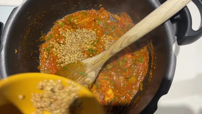 Après 15 minutes de cuisson de la semoule d'orge, la retravailler entre les mains avec un peu d'huile d'olive ou de beurre, en ajoutant de l'eau tiède petit à petit jusqu'à cuisson complète.
