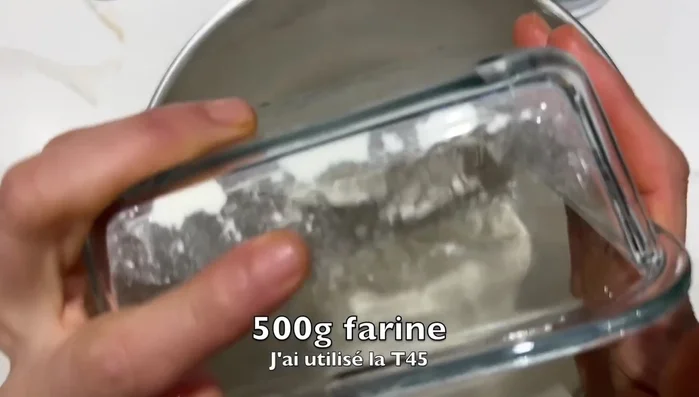 Préparation des pains hamburgers: Mélanger la farine, la levure, le sel, le sucre. Pétrir la pâte avec du lait et de l'eau tiède pendant 10 minutes. Incorporer le beurre mou et pétrir à nouveau. Laisser reposer 1 heure. Former des boules de pâte (100g pour les smash burgers, 40g pour les hamburgers à trois étages). Étaler légèrement, superposer et laisser reposer encore 1 heure. Badigeonner de lait et cuire au four à 180°C jusqu'à coloration dorée. Couvrir d'un torchon après la cuisson.