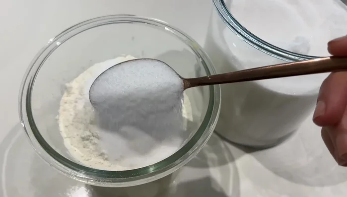 Préparation des msemen: Mélanger la semoule, la farine, le sel et le sucre. Pétrir la pâte avec de l'eau tiède pendant 15 minutes. Étaler la pâte huilée sur un plan de travail. Faire des msemen nature et d'autres avec du fromage. Cuire à la poêle.