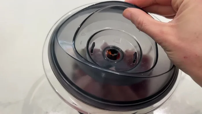 Préparation de la mortadelle maison: Mélanger la viande de poulet, le paprika, le sel, le poivre, l'ail et d'autres épices. Envelopper la viande dans du film alimentaire, puis dans du papier aluminium. Cuire à la vapeur pendant 30 minutes, puis réfrigérer.