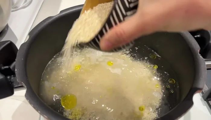 Préparation de la soupe Askif: Faire cuire de l'eau, de l'huile d'olive, du sel et de l'orge dans une casserole à feu doux pendant 40 minutes.