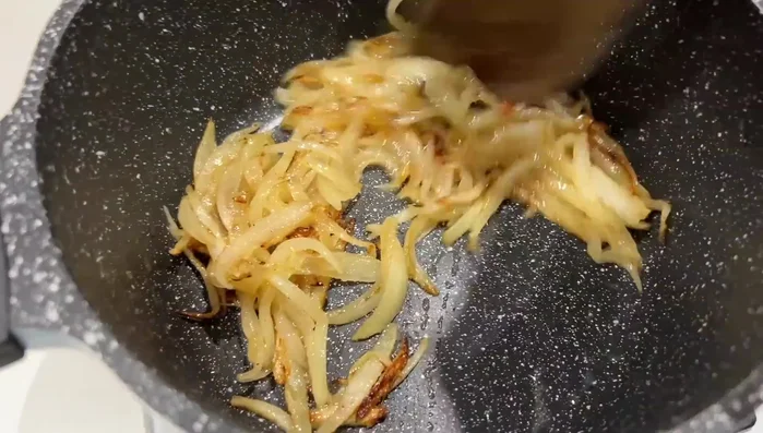 Préparation des oignons caramélisés: Faire revenir des oignons coupés en lamelles dans de l'huile de tournesol pendant 10 minutes. Ajouter du sel, du sucre (ou du miel), et du ketchup. Cuire jusqu'à caramélisation.