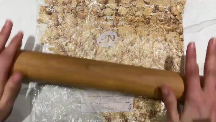 Casser les Petit Beurre en poudre. Mélanger avec le beurre fondu. Mettre la préparation dans un moule à gâteau de 18cm de diamètre.