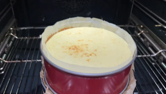 Enfourner à 200°C pendant 35 à 40 minutes, jusqu'à ce que le cheesecake soit légèrement doré et encore un peu tremblant au centre.