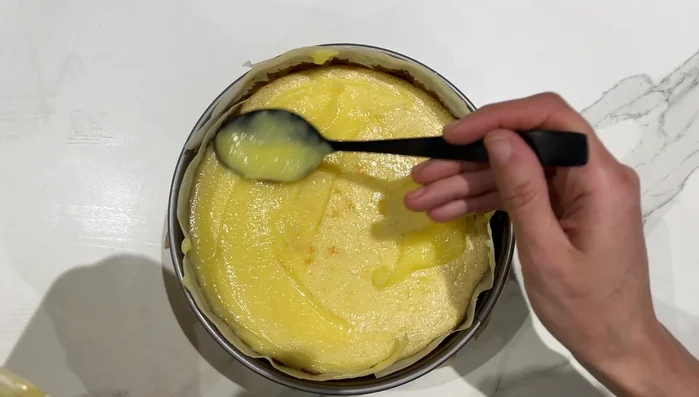 Laisser refroidir puis ajouter la crème au citron (recette sur ma chaîne YouTube).
