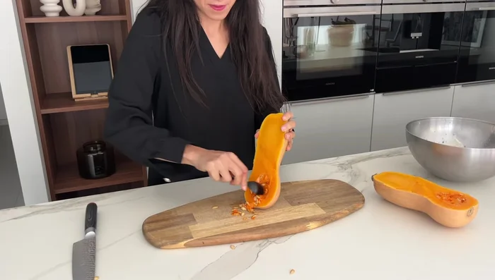 Laver le butternut. Inciser la peau en plusieurs endroits pour faciliter la cuisson. Vider l'intérieur.