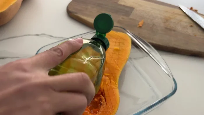 Assaisonner le butternut avec de l'huile d'olive, du sel et du thym.
