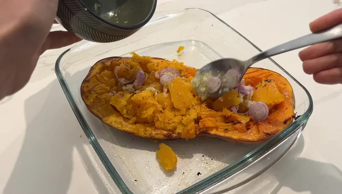 Répartir ce mélange sur le butternut rôti. Ajouter de la feta et des fruits secs.