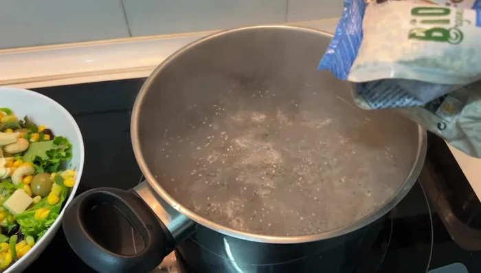 Montage de la salade: Mélanger les calamars cuits et les carottes dans un saladier. Ajouter la sauce maison.
