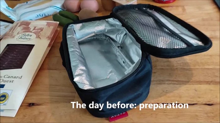 Préparation de la salade : Laver et couper la salade verte, les tomates cerises et le concombre.