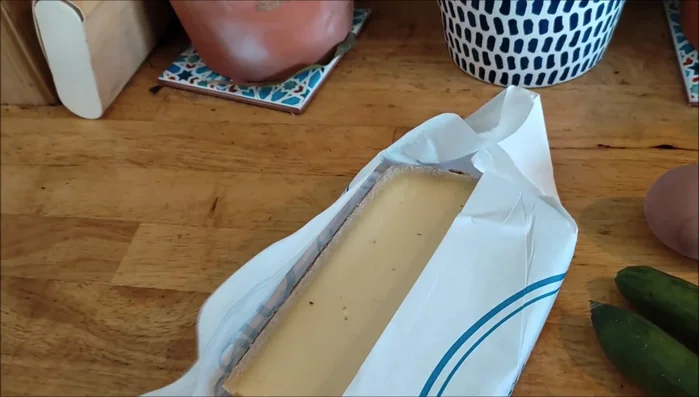 Dresser la salade dans une assiette. Ajouter le fromage.