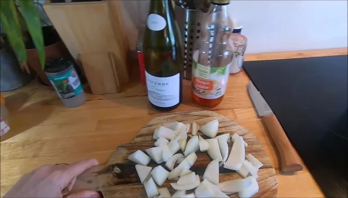 Préparation du plat principal: préparez le plat principal de votre repas de Noël. Cela peut être de la viande rôtie, du poisson ou un plat végétarien.