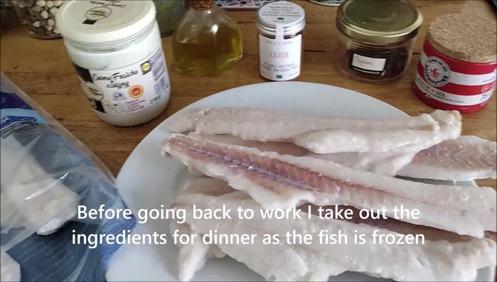 On prépare un autre plat avec de la viande ou du poisson et des légumes.