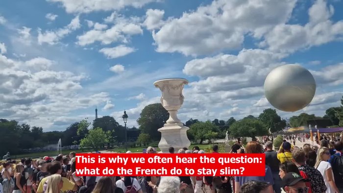 Faire cuire les œufs 8 minutes dans de l'eau bouillante. Les laisser refroidir, puis les écaler et les couper en quartiers.