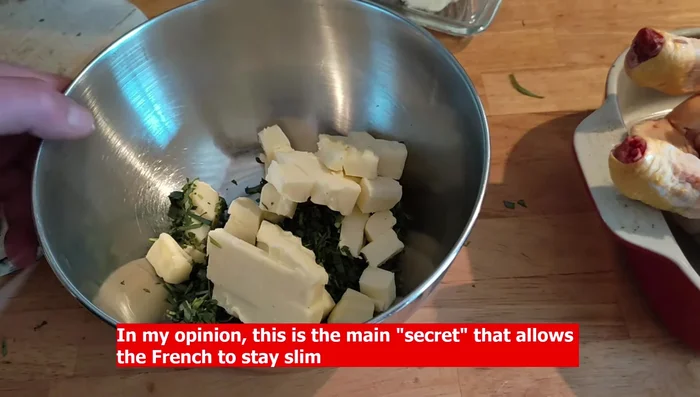 Préparer la vinaigrette en mélangeant l'huile d'olive, le vinaigre de vin rouge, le sel et le poivre.