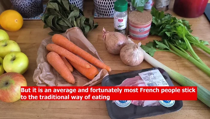 Égoutter le thon et le défaire à la fourchette.