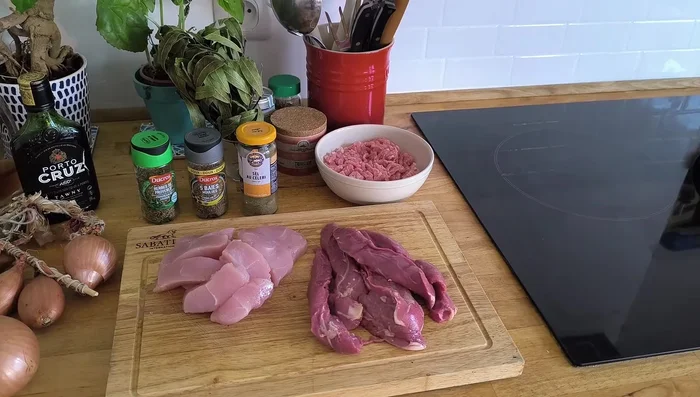 Préparation de la viande: couper le canard et la dinde.