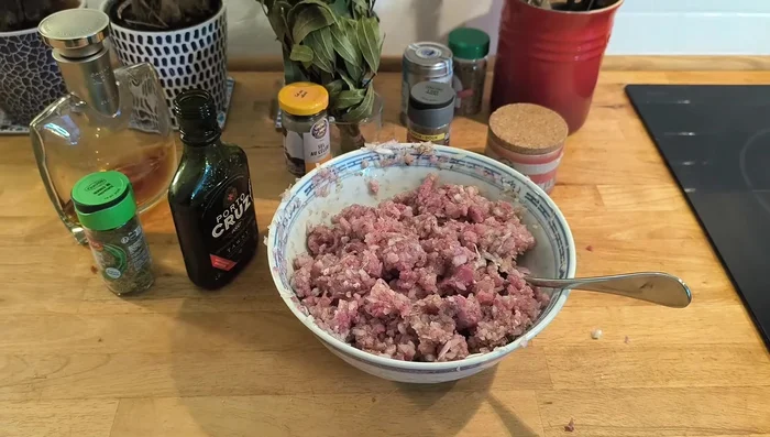 Mélanger tous les ingrédients (viande, oignons, échalotes, clous de girofle, cognac, Porto, herbes, baies roses, coriandre, céleri, sel, voile moulu).