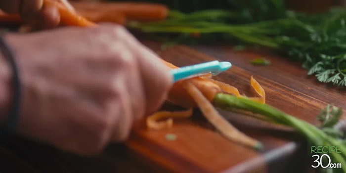 Assaisonner les carottes avec sel, poivre, et un filet d'huile d'olive.