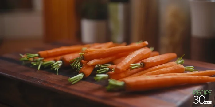 Ajouter le sirop d'érable sur les carottes.