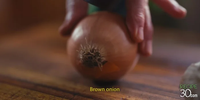 Faire chauffer l'huile d'olive dans une casserole.