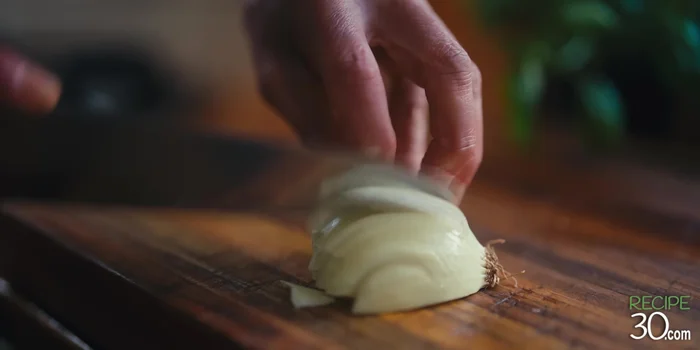 Ajouter l'oignon et l'ail, faire revenir jusqu'à ce qu'ils soient tendres.