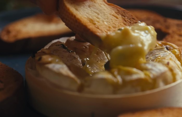Préchauffer le four à une température appropriée pour faire fondre le camembert.