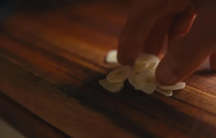 Déposer le camembert dans un plat allant au four.