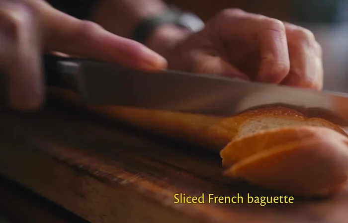 Ajouter du miel, des noix et des baies sur le dessus du camembert (selon vos préférences).