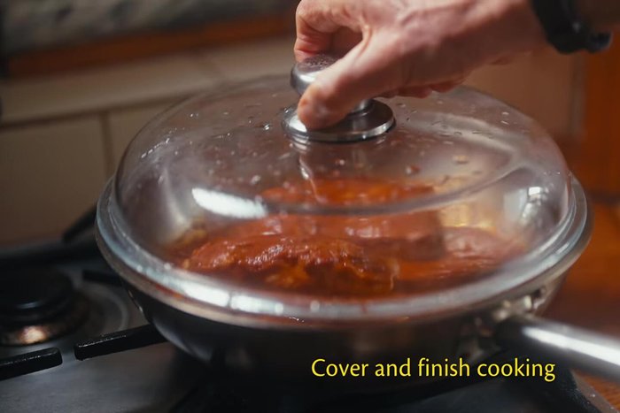 Ajouter le paprika et les autres épices (si vous en utilisez).