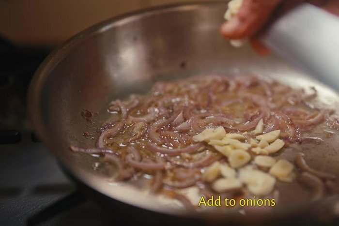 Faire chauffer l'huile d'olive dans une poêle.