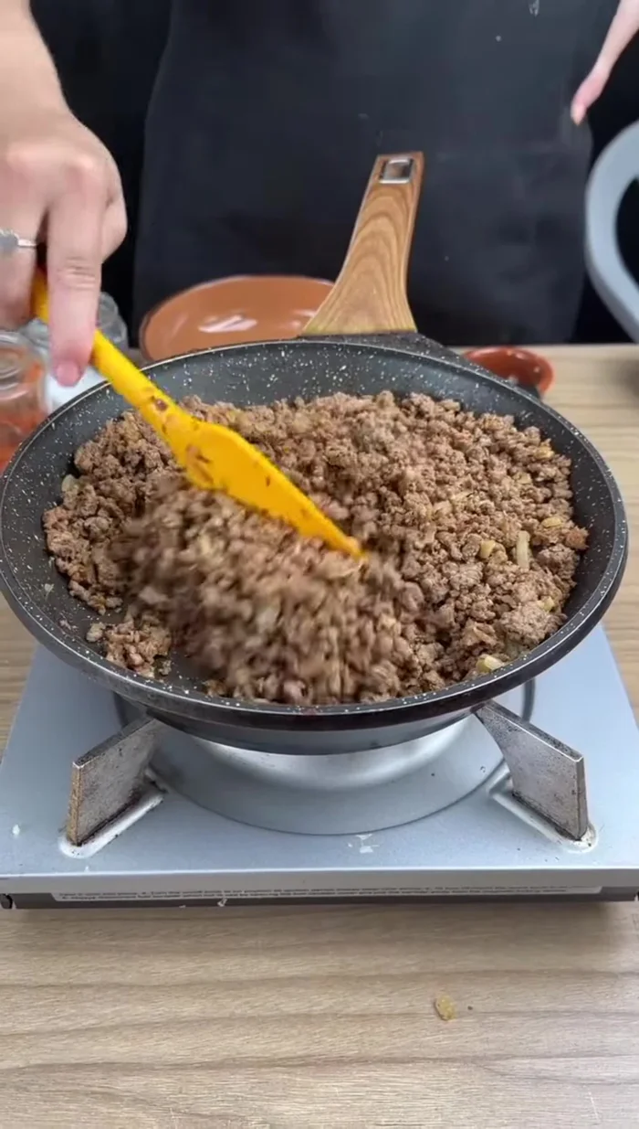 Mettre la viande de côté.