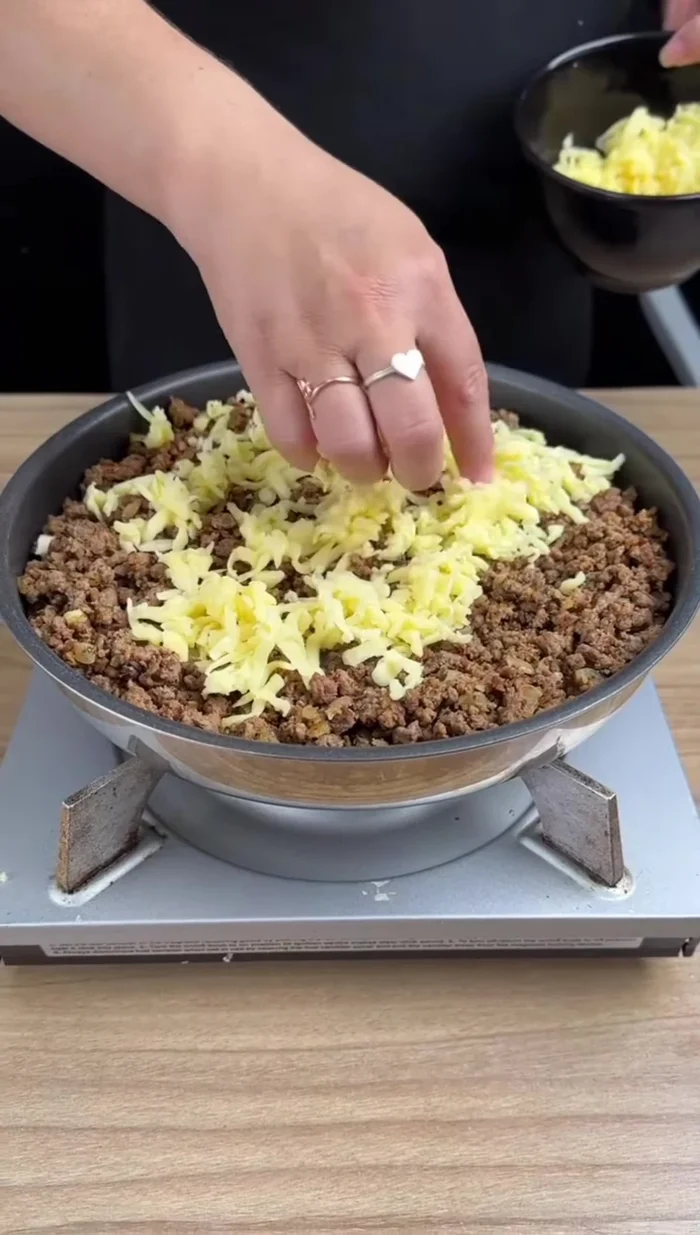 Ajouter du fromage sur la viande.