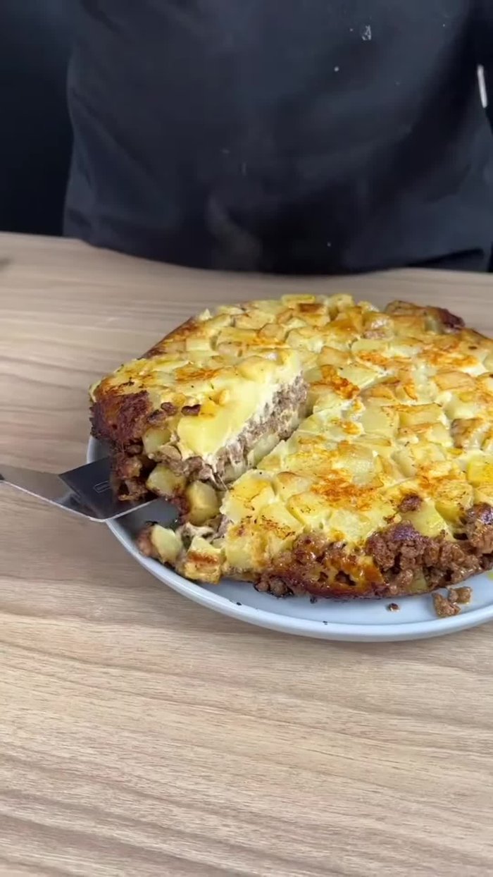 Couper 1 kg de pommes de terre et les faire revenir dans une poêle avec de l'huile ou du beurre jusqu'à ce qu'elles soient bien frites.