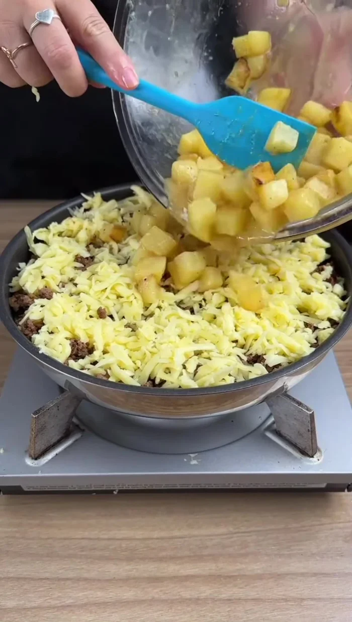 Ajouter le reste du mélange pommes de terre-œufs et bien étaler.