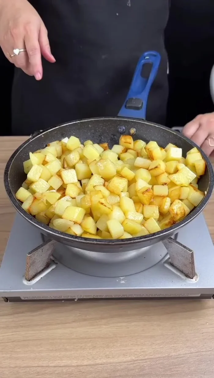 Éteindre le feu et mettre les pommes de terre de côté.