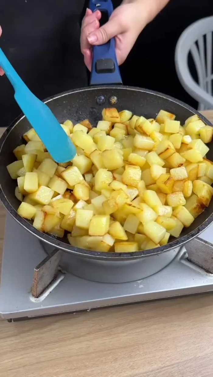 Ajouter les pommes de terre frites aux œufs et bien mélanger.