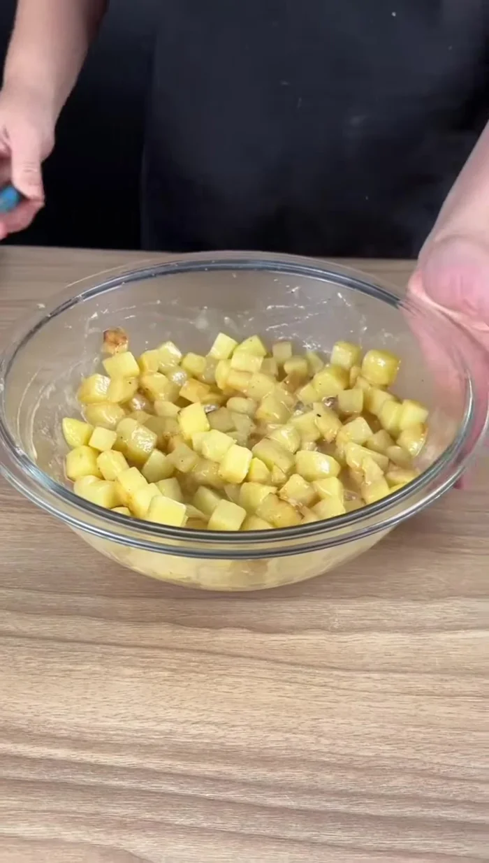 Mettre le mélange pommes de terre-œufs de côté.