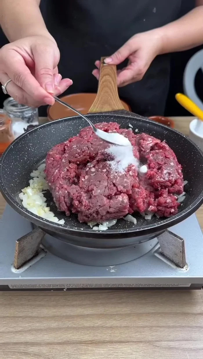 Ajouter 500 g de viande hachée, du sel, du poivre noir, du paprika et du persil séché. Bien mélanger.