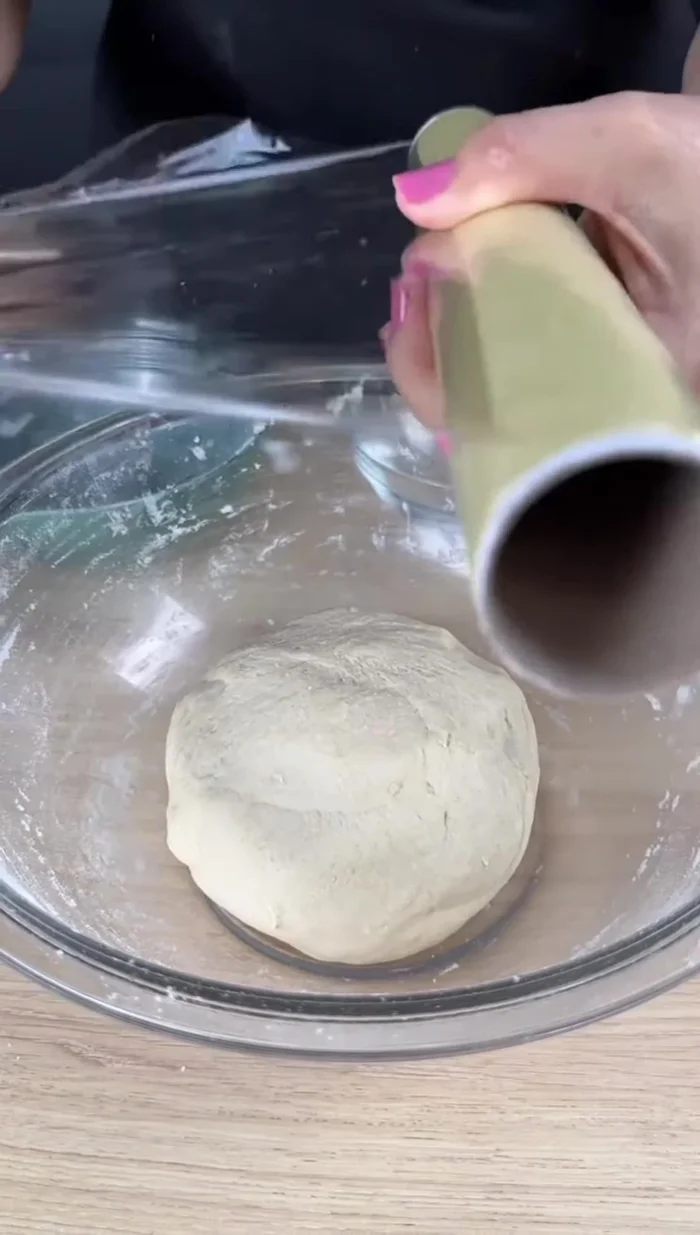 Laisser reposer la pâte dans le bol recouvert de film plastique pendant 45 minutes.