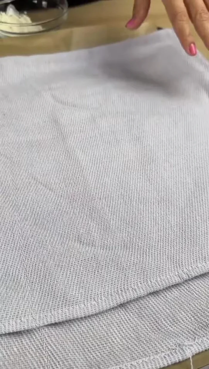 Couvrir la pâte avec un torchon et laisser fermenter encore 15 minutes.