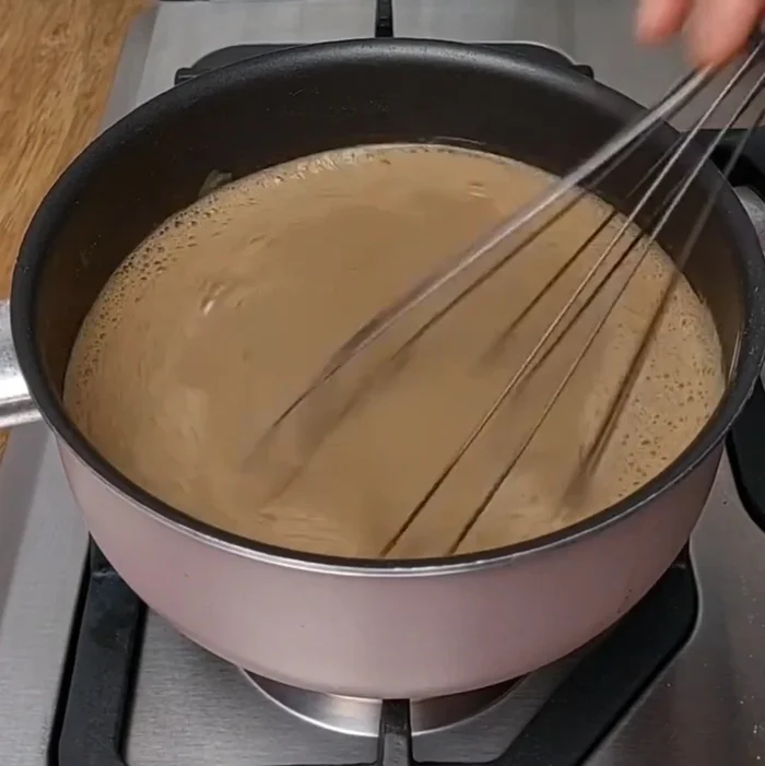 Étape de cuisson ou de mélange. Des applaudissements suggèrent une étape importante.