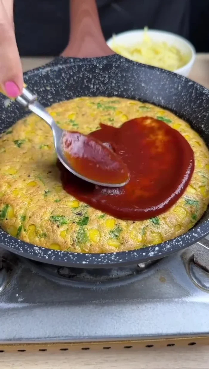 Ajouter du ketchup (ou de la sauce tomate, ou rien) et de la mozzarella râpée.