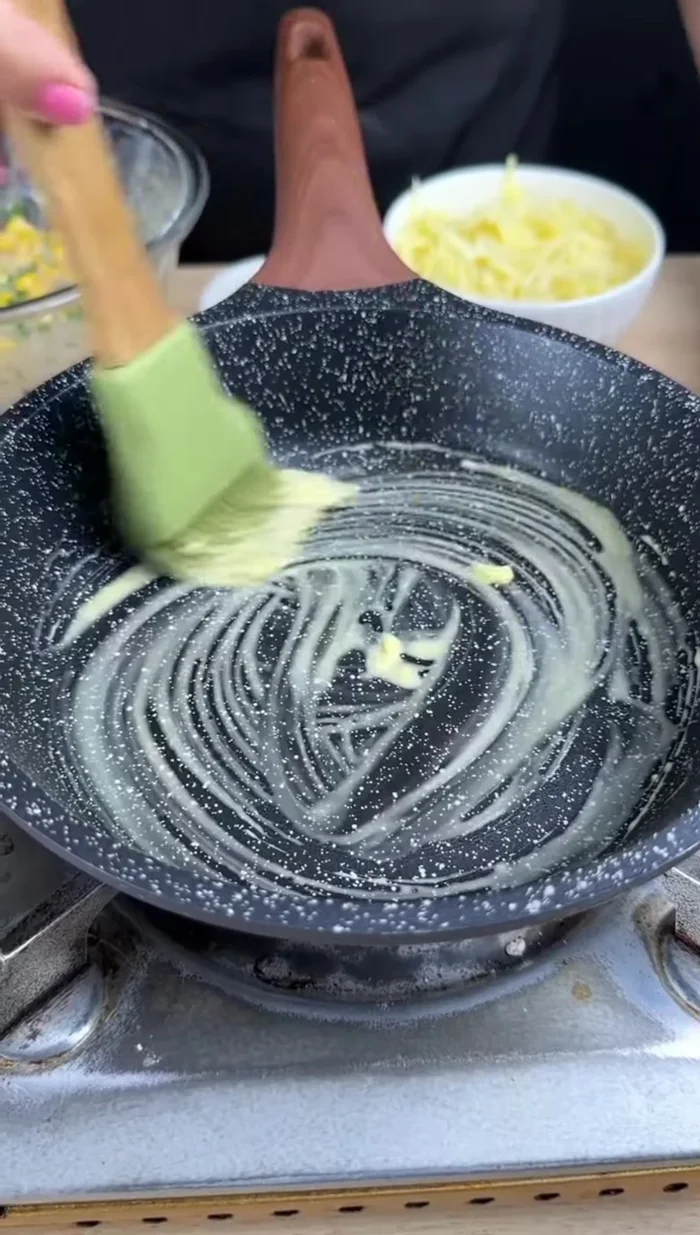 Faire chauffer une poêle à feu moyen avec du beurre ou de la margarine.