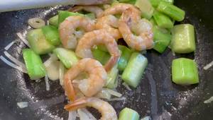 Recette Express: Crevettes Sautées au Concombre - Facile et Rapide !